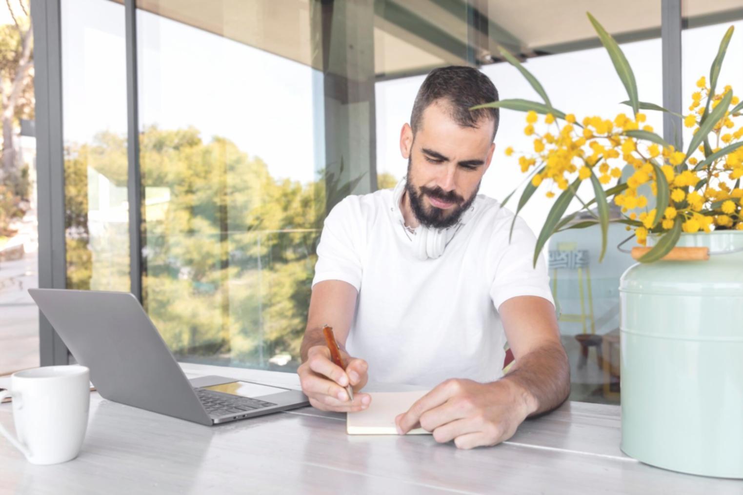Teilnehmende bei der gemeinsamen Analyse ihrer finanziellen Fortschritte