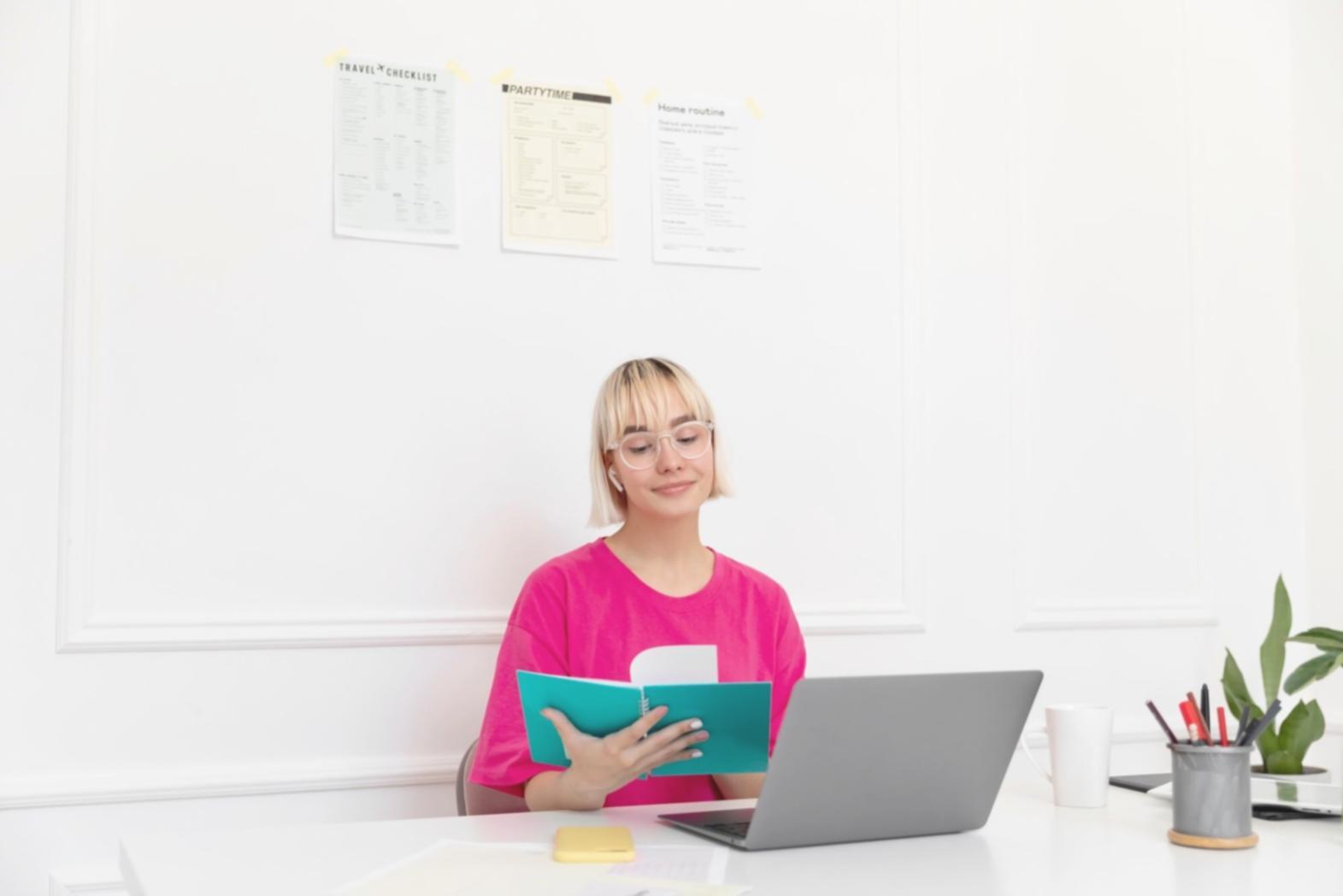 Team bei Besprechung von Finanzstrategien